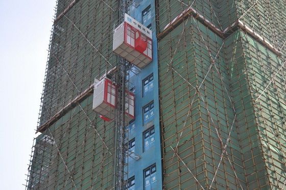 التحكم في VFD ، الغلاف الحراري المغطى 2000kg رف المباني البناء ، 0-40m / min رف المواد الركاب